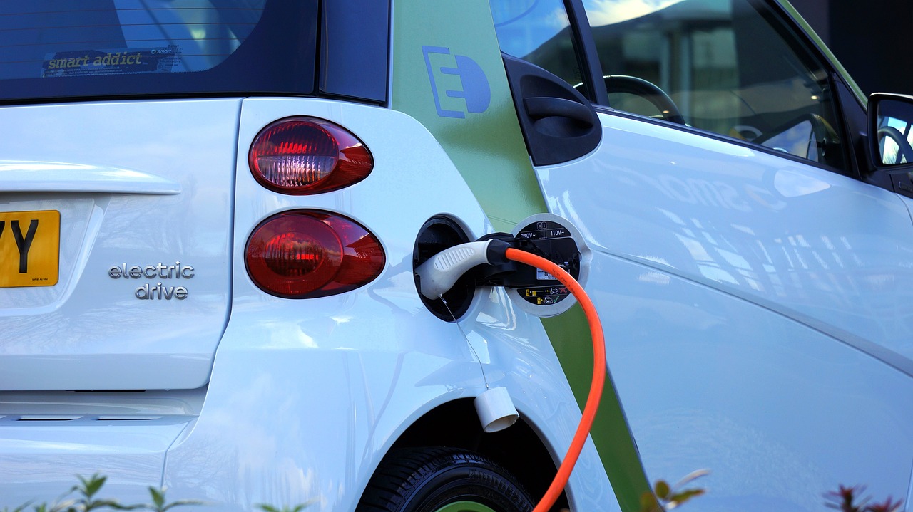 descubre las causas y consecuencias de los incendios en automóviles eléctricos, así como las medidas de seguridad y prevención para mantenerte a salvo.