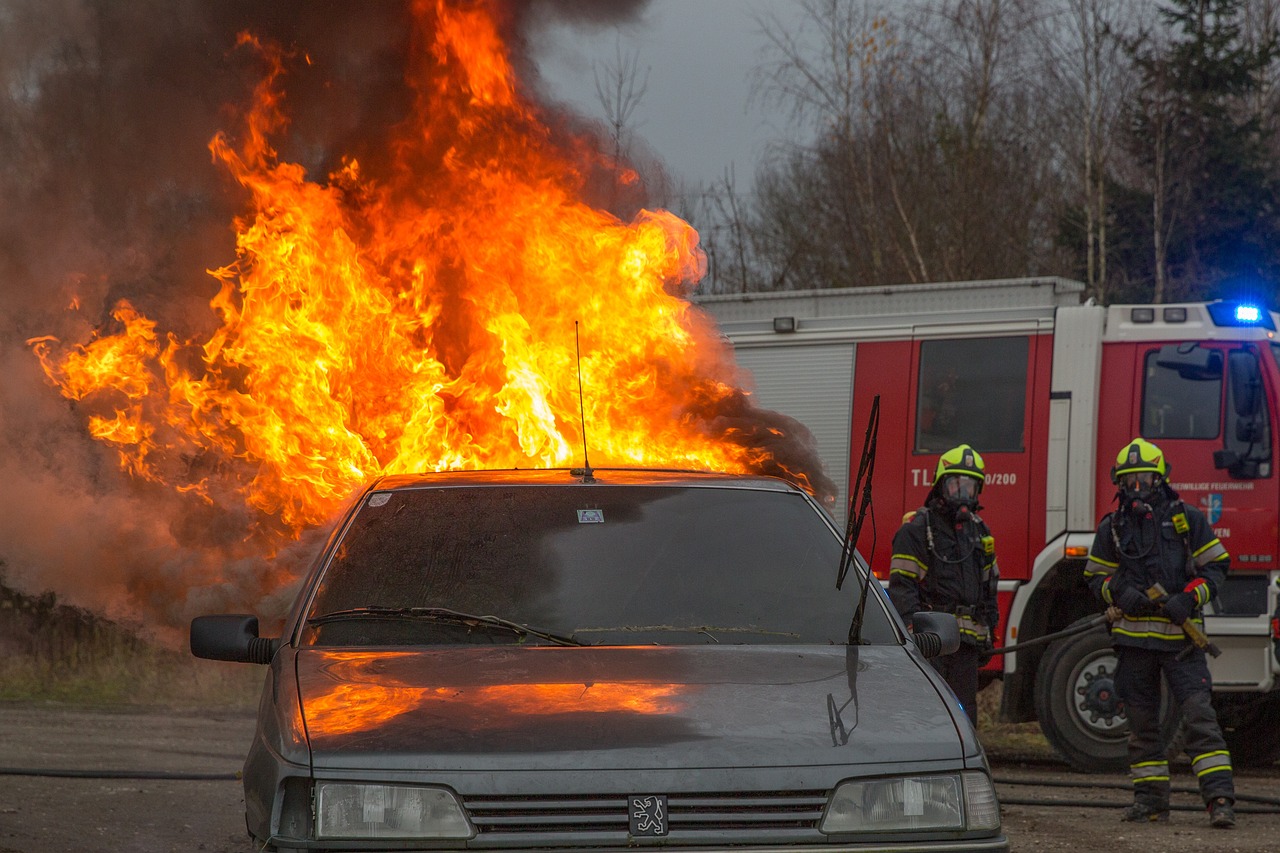 descubre las causas, consecuencias y medidas de seguridad ante un incendio de vehículo. aprende cómo prevenir y actuar frente a un fuego en tu automóvil para protegerte y proteger a los demás.