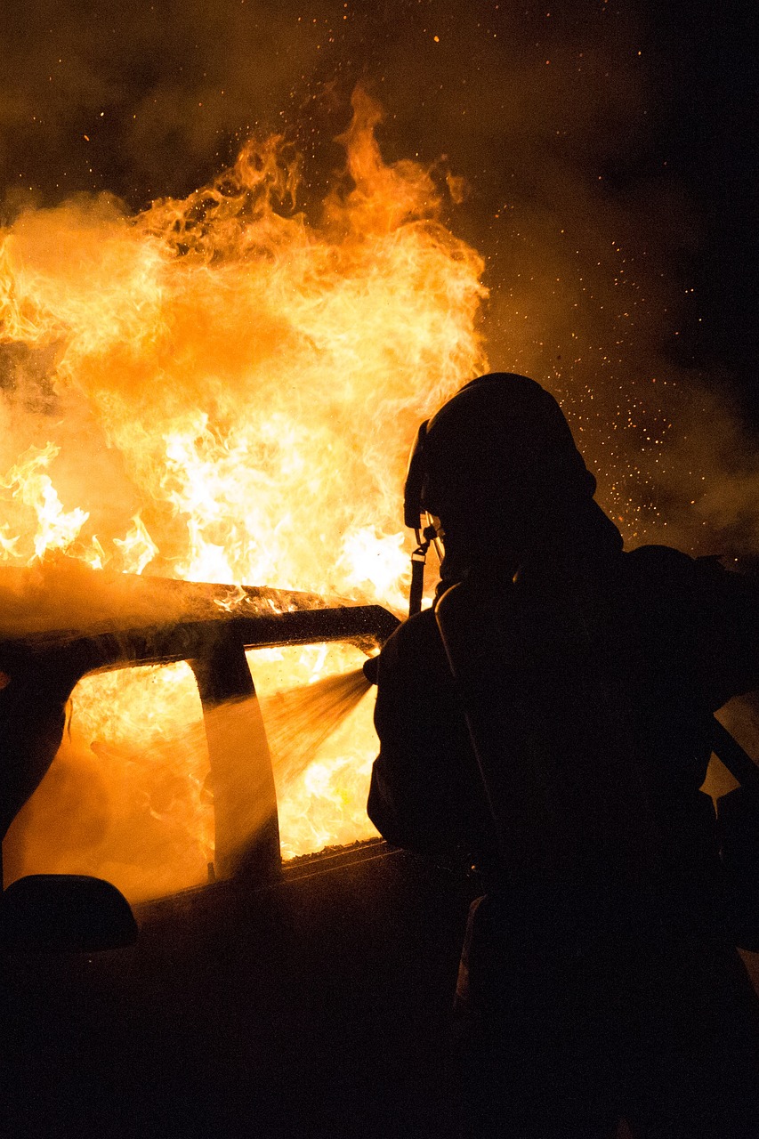 descubre cómo actuar ante un incendio de vehículo, sus principales causas y consejos de prevención para garantizar tu seguridad y la de los demás en caso de emergencia.