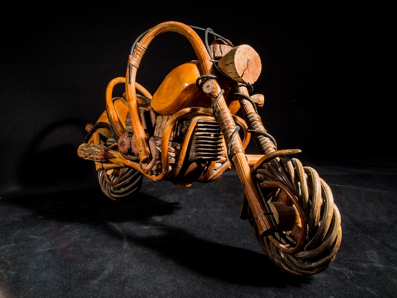 descubre el apasionante mundo de las motocicletas. desde modelos icónicos hasta consejos de conducción, sumérgete en todo lo relacionado con las motos y la cultura motera.