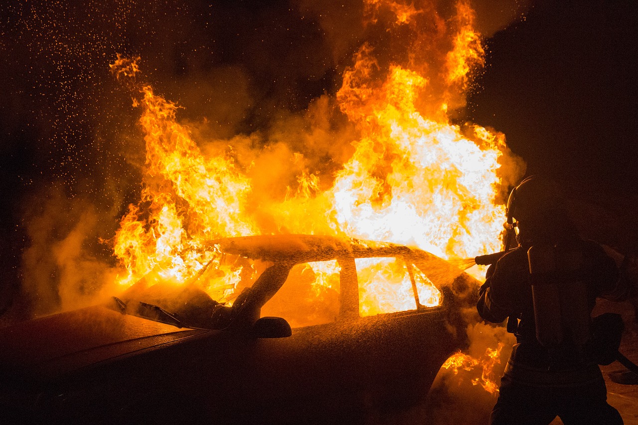 descubre las causas y consecuencias de los incendios en coches eléctricos. aprenderás sobre la seguridad, las medidas preventivas y cómo reaccionar en caso de un incidente.