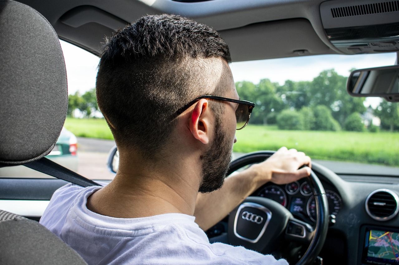 conduce con confianza y descubre la libertad que ofrece la carretera. aprende técnicas esenciales de conducción, conoce las normas de tráfico y mejora tus habilidades al volante para disfrutar de cada viaje al máximo.