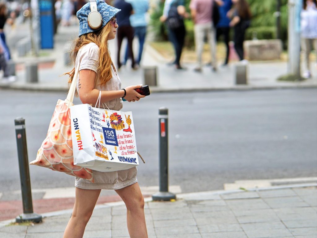 descubre la importancia de los peatones en la ciudad moderna. conoce las normas de seguridad vial, consejos prácticos para caminantes y cómo fomentar un entorno más amigable para los peatones.
