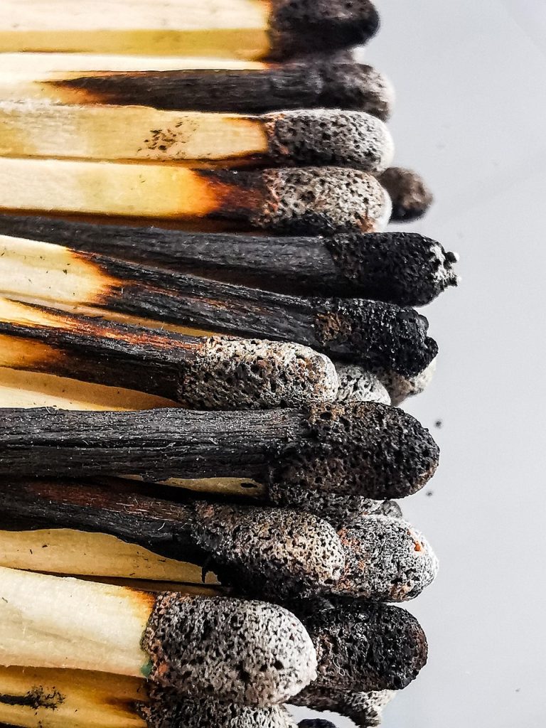 descubre todo sobre 'burned': definiciones, causas, tratamiento y consejos de prevención para quemaduras. información práctica y útil adaptada a tus necesidades.