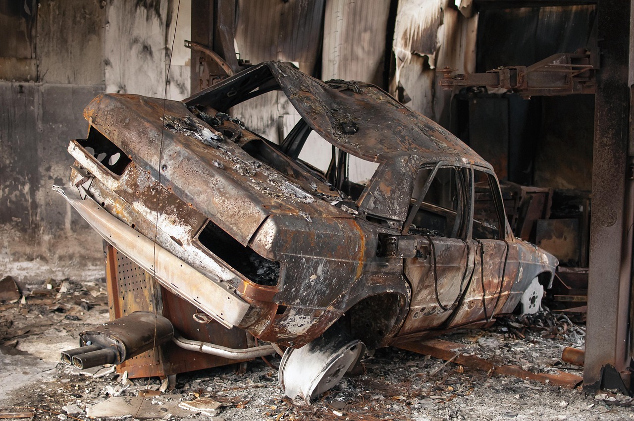 descubre todo sobre los incendios de autos: causas, prevención y cómo actuar en caso de emergencia. consejos útiles para tu seguridad en la carretera.