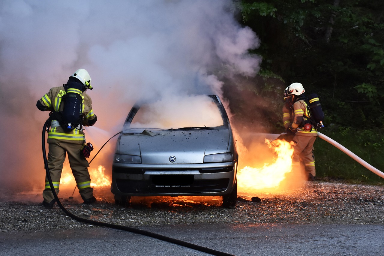 descubre cómo actuar en caso de incendio de coche, las causas más comunes y consejos para prevenir este tipo de emergencias y proteger tu seguridad en la carretera.