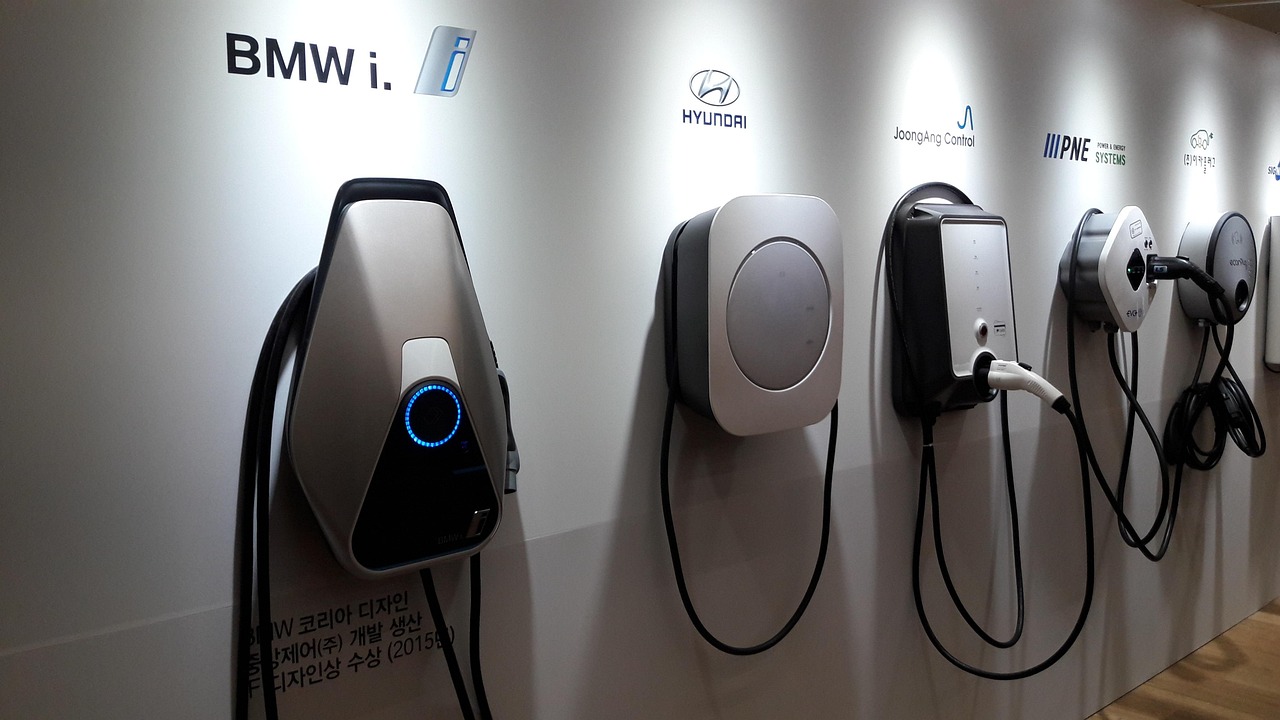 descubre todo sobre los coches eléctricos: ventajas, funcionamiento, consejos de compra y novedades del mercado para una movilidad sostenible y eficiente.