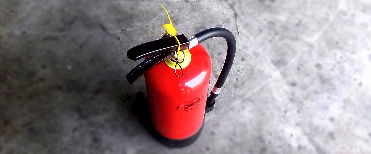 descubre qué es un 'fire hazard', sus causas principales y cómo prevenir incendios en el hogar y el trabajo. consejos de seguridad y acciones para protegerte a ti y a tu familia.