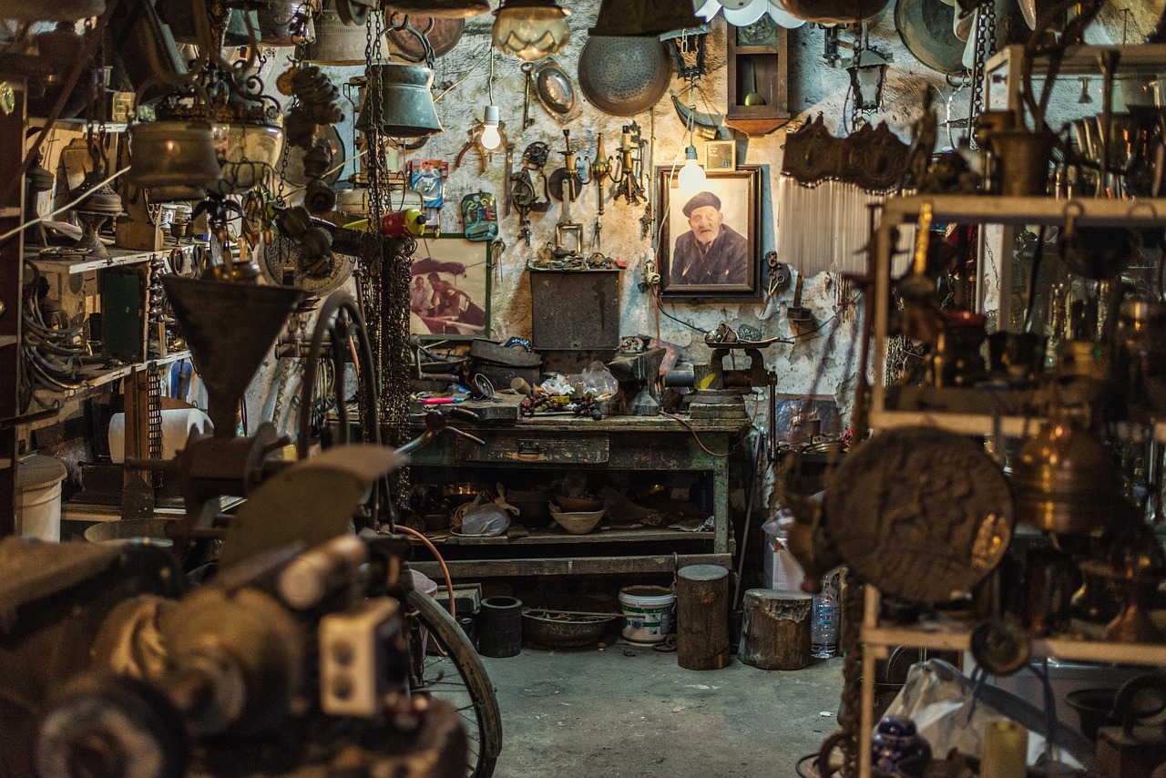 encuentra información esencial sobre la carrera de mecánico, sus principales responsabilidades, habilidades necesarias y oportunidades laborales en el sector automotriz y de maquinaria industrial.