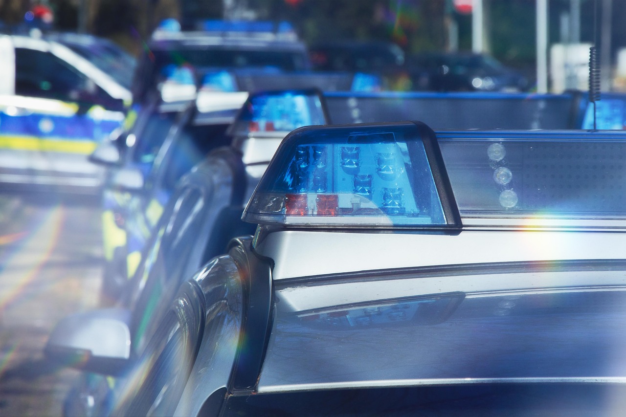descubre cómo es el interior de un coche de policía, conoce el equipo, la tecnología y los elementos que utilizan los agentes para garantizar la seguridad y el control en su trabajo diario.