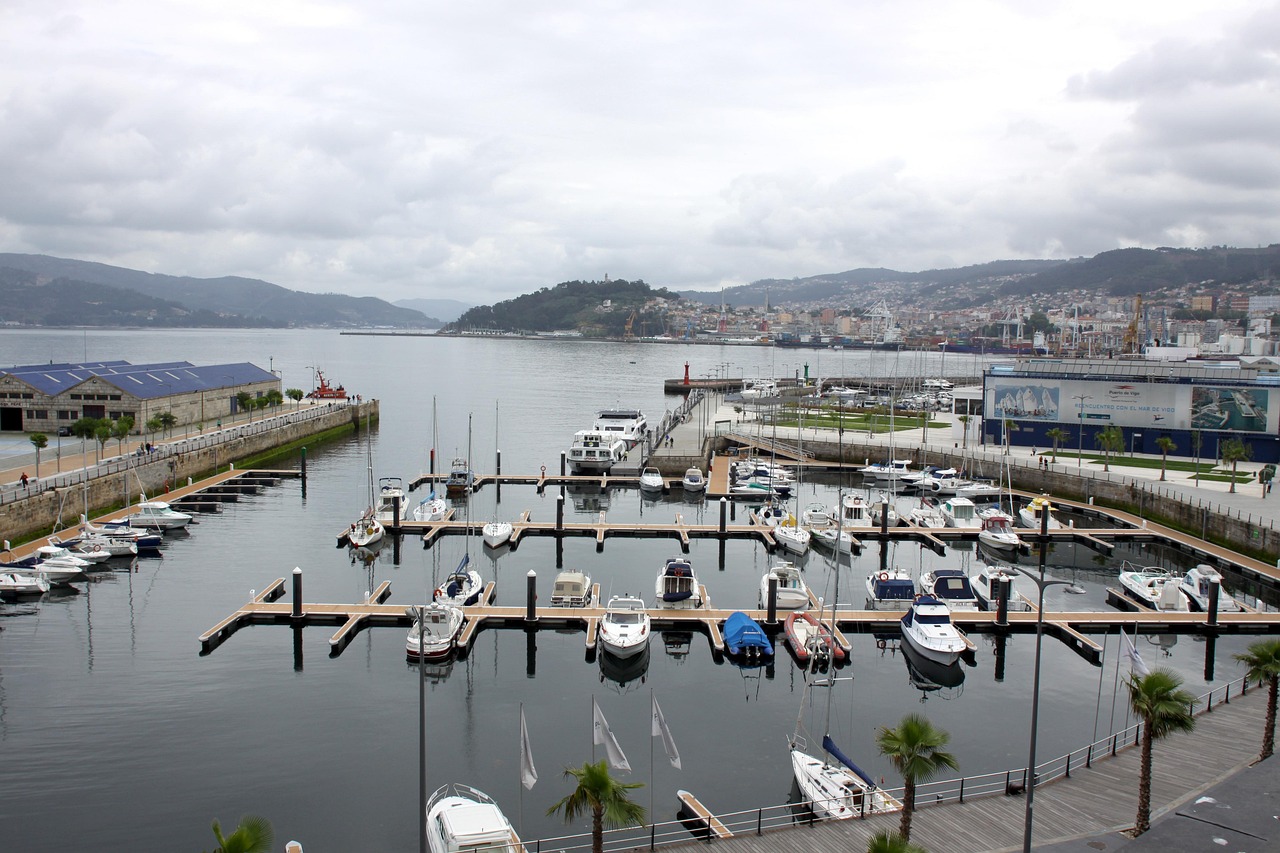 descubre vigo, una animada ciudad gallega junto al atlántico, famosa por su puerto, playas impresionantes, deliciosa gastronomía marinera y un ambiente vibrante ideal para explorar en cualquier época del año.